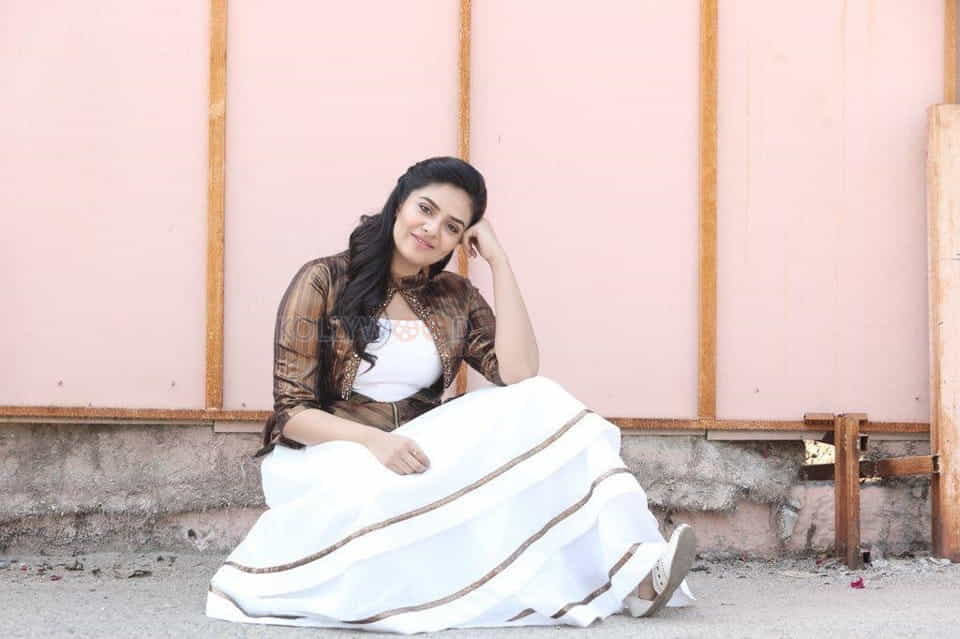 Telugu Actress Sreemukhi Latest Photoshoot Pictures