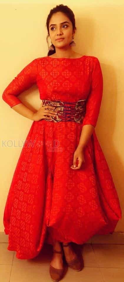 Telugu Actress Sreemukhi Latest Photoshoot Pictures