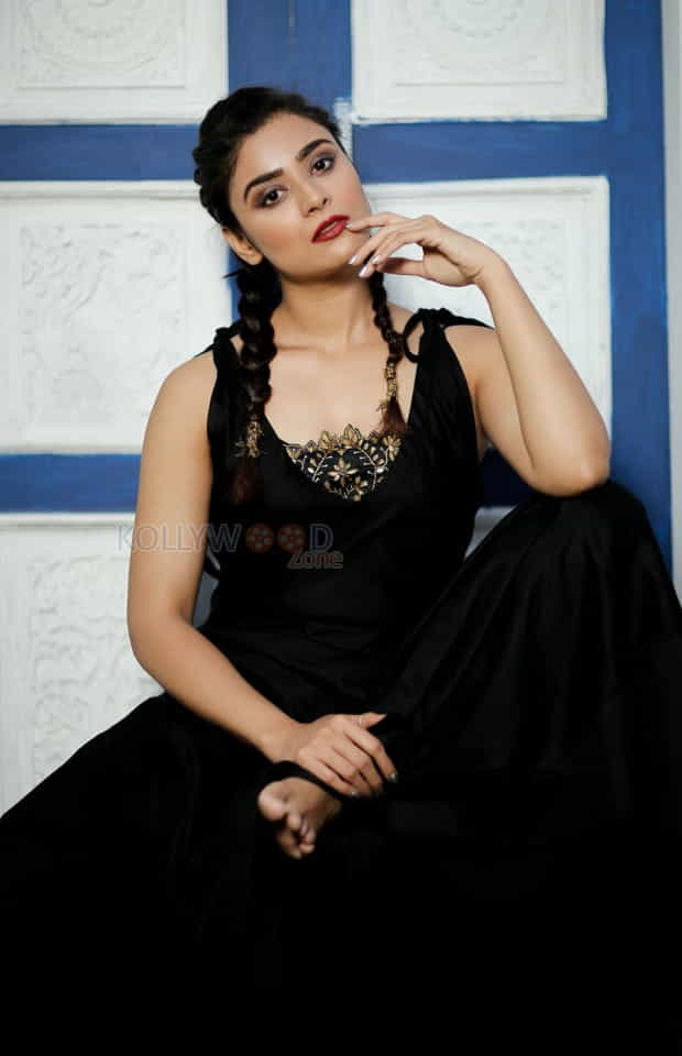 Tollywood Actress Priyanka Sharma Photoshoot Pictures