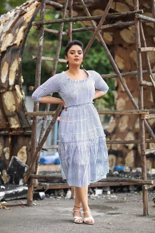 Tollywood Anchor And Actress Sreemukhi Photoshoot Pictures 02 (112348 ...