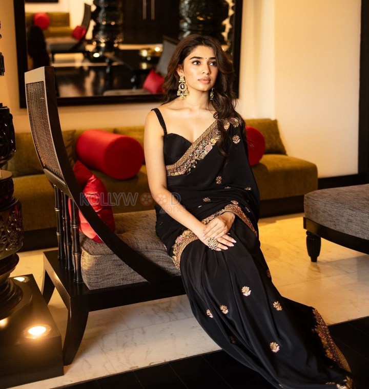 Absolutely Gorgeous Krithi Shetty in a Black Saree with a Deep Cleavage Sleeveless Blouse Photos 01