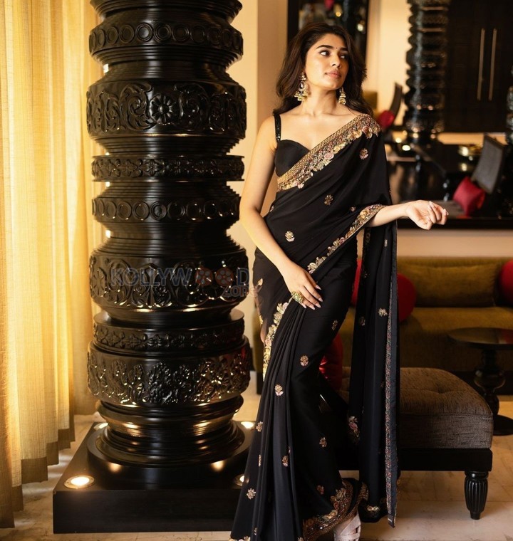 Absolutely Gorgeous Krithi Shetty in a Black Saree with a Deep Cleavage Sleeveless Blouse Photos 02