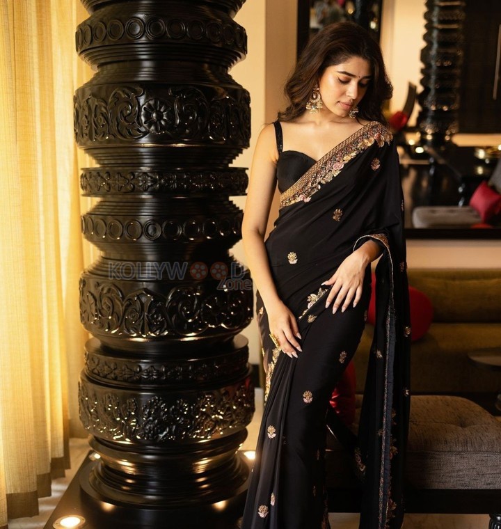 Absolutely Gorgeous Krithi Shetty in a Black Saree with a Deep Cleavage Sleeveless Blouse Photos 04