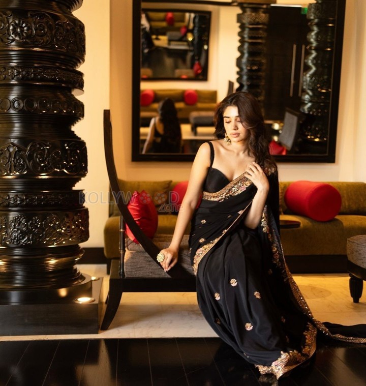 Absolutely Gorgeous Krithi Shetty in a Black Saree with a Deep Cleavage Sleeveless Blouse Photos 06