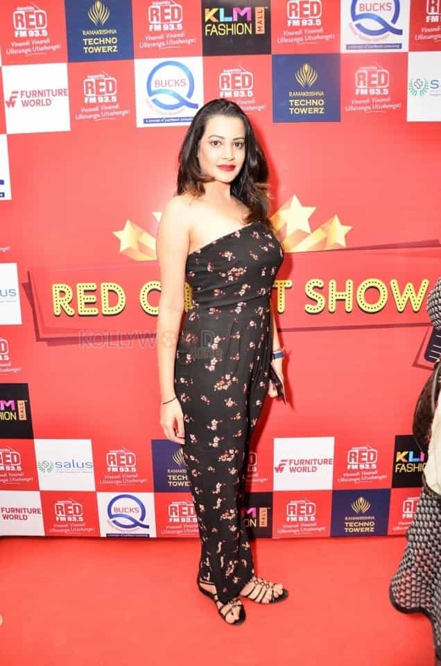 Actress Deeksha Panth Red Carpet Show Pictures