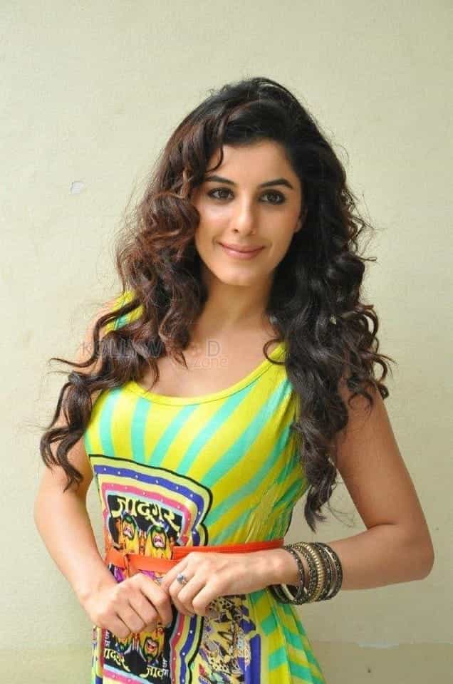 Actress Isha Talwar Candid Photos