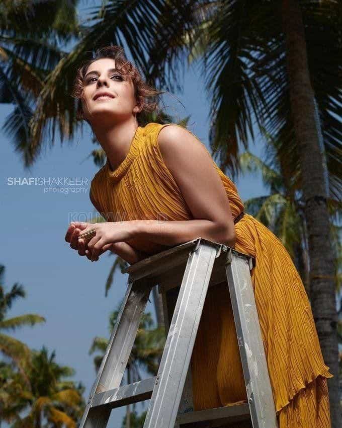 Actress Isha Talwar Latest Pics