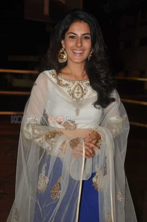 Actress Isha Talwar New Photos