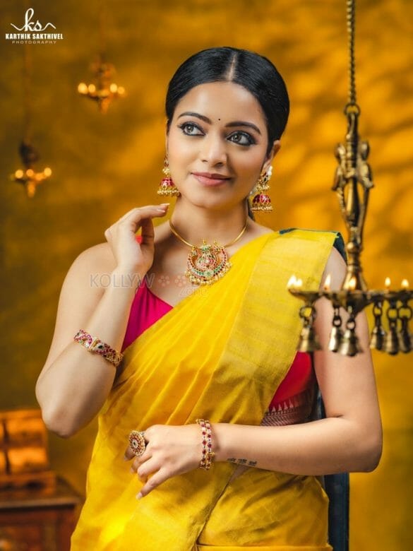 Actress Janani Iyer In A Traditional Yellow Saree Photoshoot Pictures ...