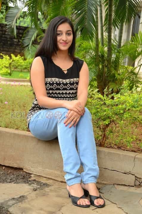 Actress Mouryani New Pictures