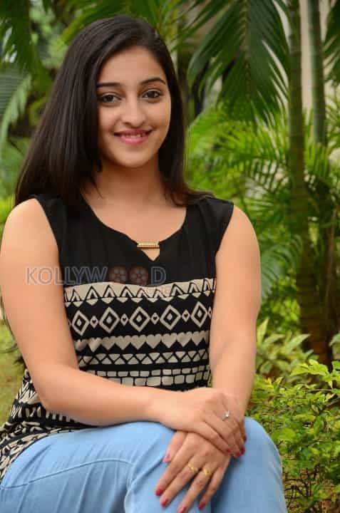 Actress Mouryani New Pictures