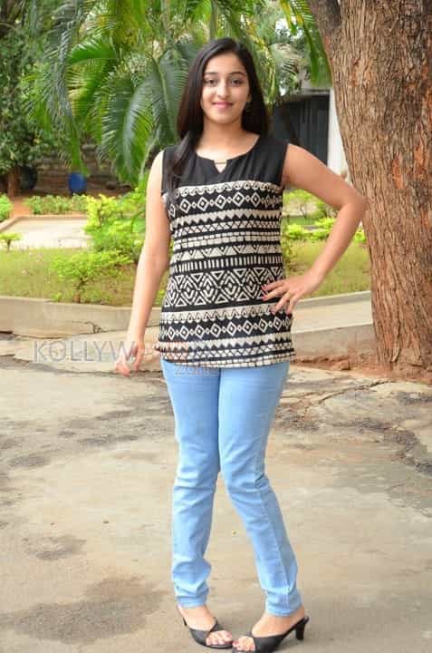 Actress Mouryani New Pictures