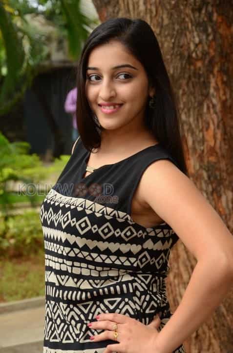 Actress Mouryani New Pictures