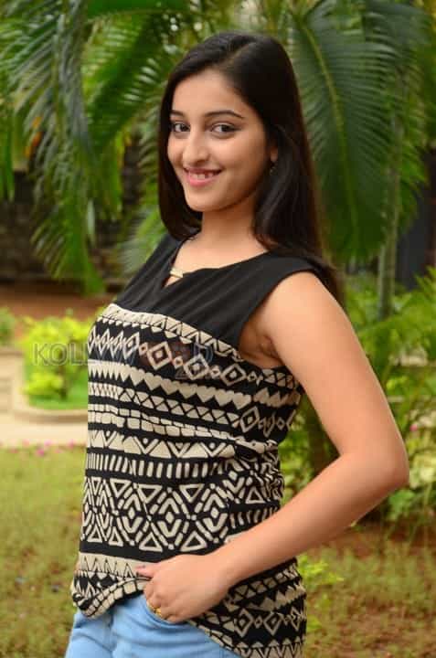 Actress Mouryani New Pictures