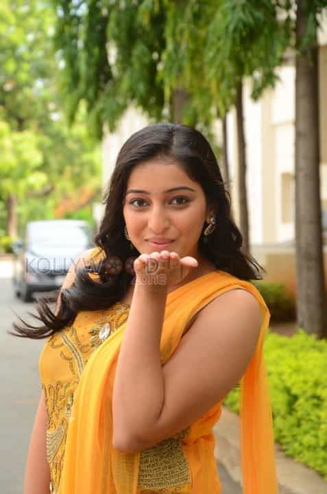 Actress Mouryani Photos