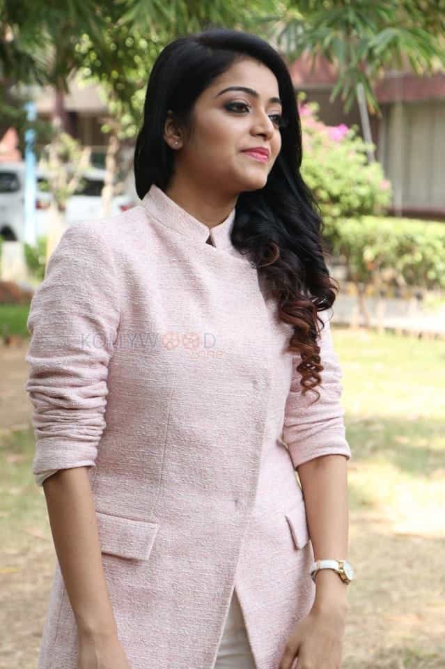 Balloon Movie Heroine Janani Iyer Pictures