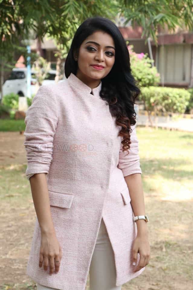 Balloon Movie Heroine Janani Iyer Pictures