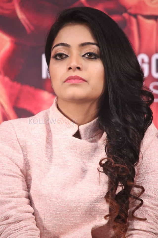 Balloon Movie Heroine Janani Iyer Pictures