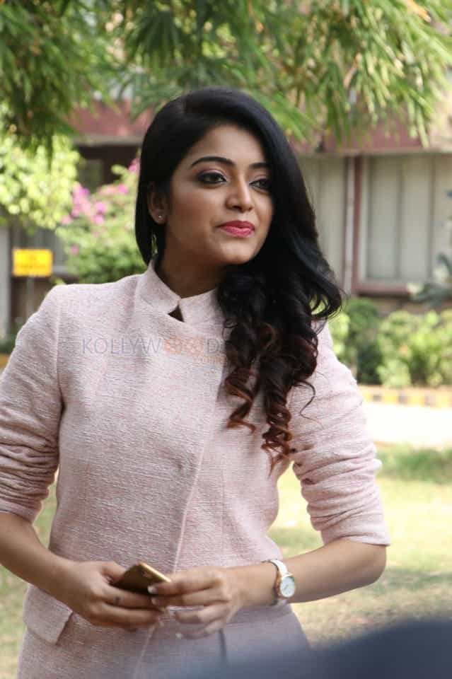 Balloon Movie Heroine Janani Iyer Pictures