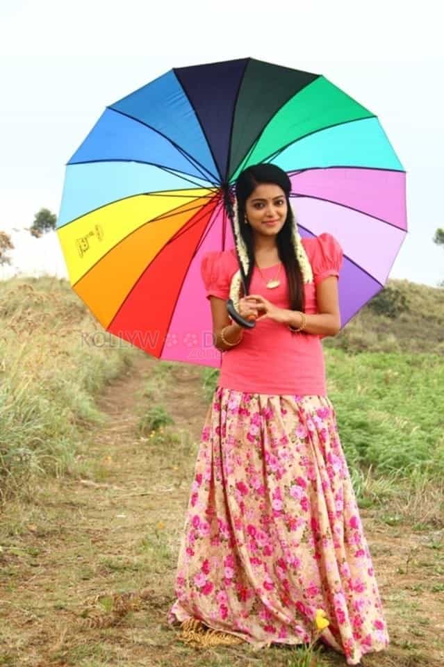 Balloon Tamil Movie Janani Iyer