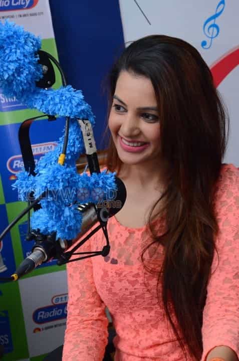 Banthi Poola Janaki Movie Heroine Deeksha Panth At Radio City Photos