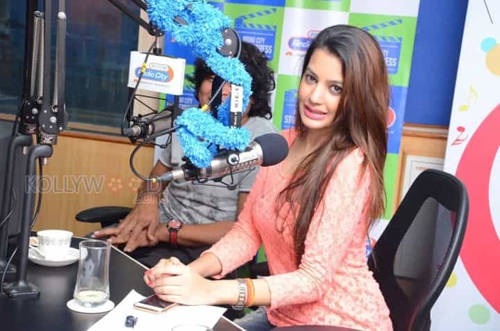 Banthi Poola Janaki Movie Heroine Deeksha Panth At Radio City Photos