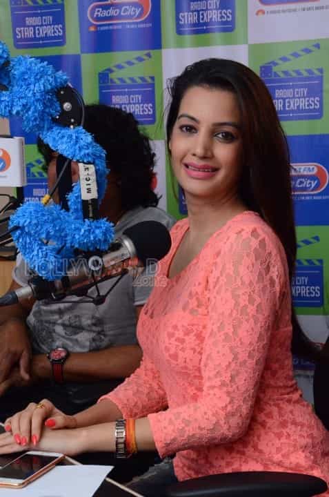 Banthi Poola Janaki Movie Heroine Deeksha Panth At Radio City Photos