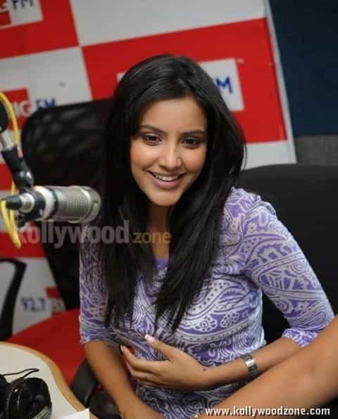 Beautiful Priya Anand Pictures