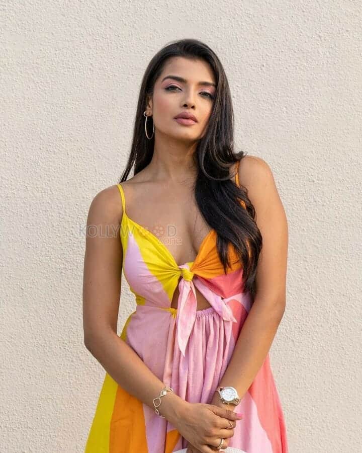 Colourful Ashna Zaveri Sexy Photoshoot Stills 01