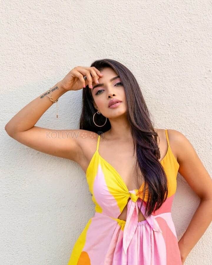 Colourful Ashna Zaveri Sexy Photoshoot Stills 02