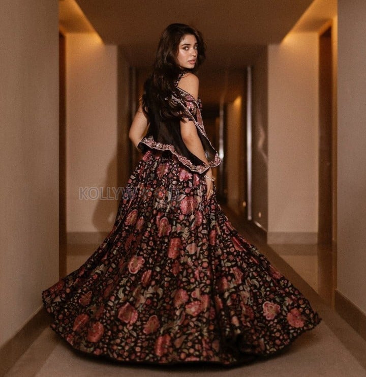 Dazzling Krithi Shetty in an Ethnic Black Printed Lehenga Photos 06