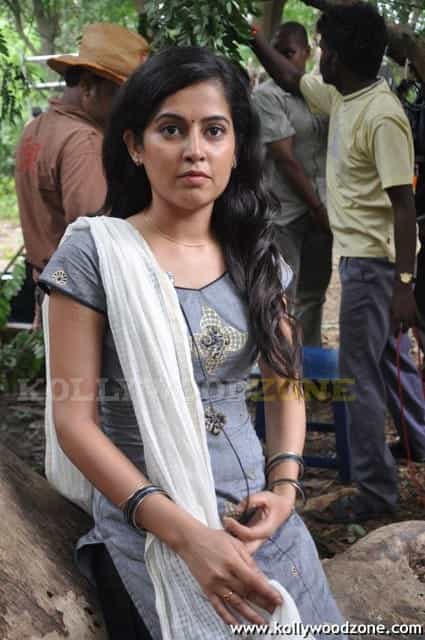 Disha Pandey At Mayanginen Thayanginen Shooting Spot Stills