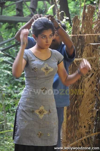 Disha Pandey At Mayanginen Thayanginen Shooting Spot Stills