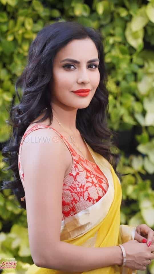 Gorgeous Priya Anand Photos