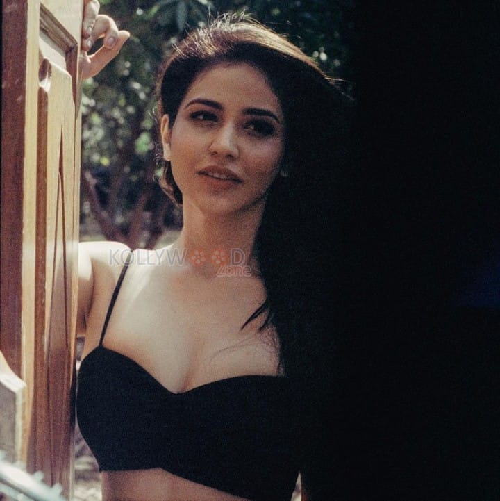 Gorgeous Priyanka Jawalkar in a Tiny Black Bralette with Matching Pants Photos 03