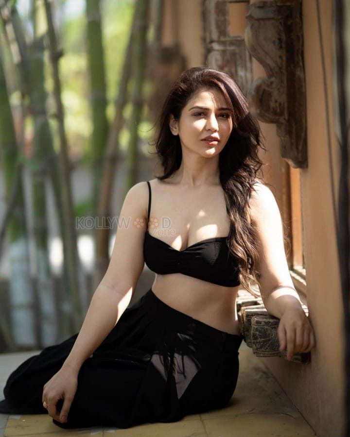 Gorgeous Priyanka Jawalkar in a Tiny Black Bralette with Matching Pants Photos 04