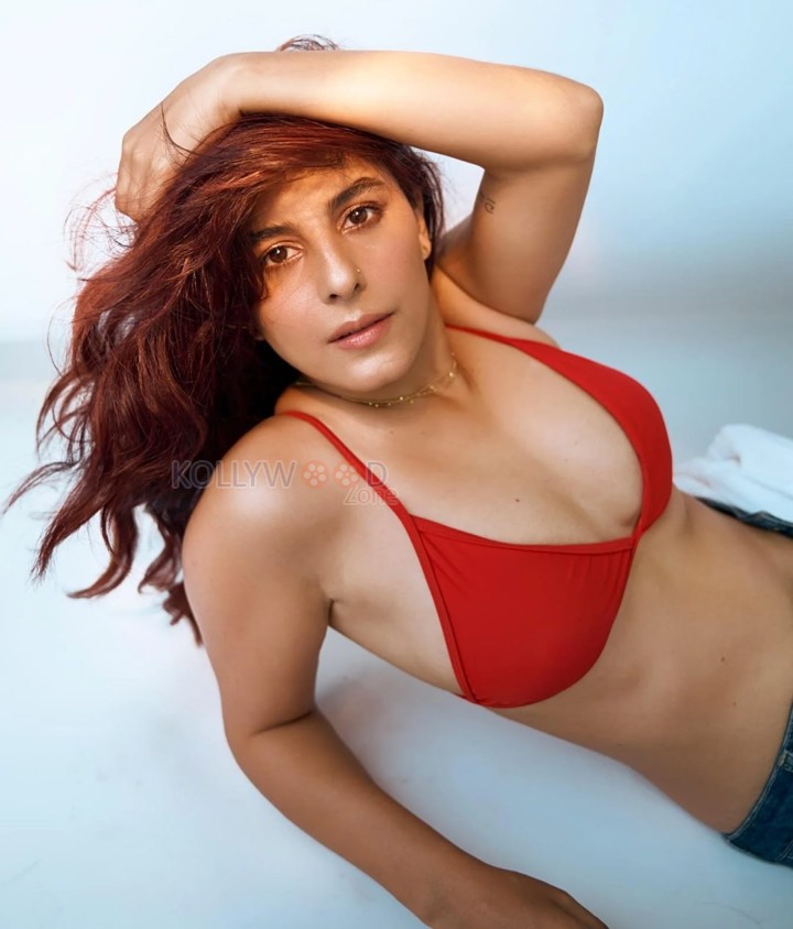 Hot Isha Talwar in a Red Bra Photo 01