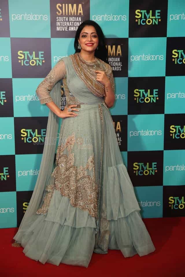 Janani Iyer At Siima Awards