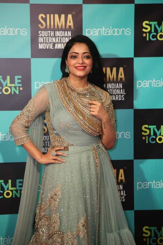 Janani Iyer At Siima Awards