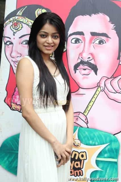 Janani Iyer Photo