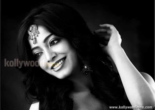 New Janani Iyer Hot Pics