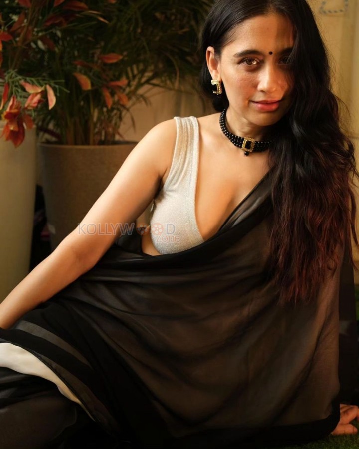 Seductive Sanjeeda Sheikh in a Black and White Saree with an Off White Bralette Photos 01