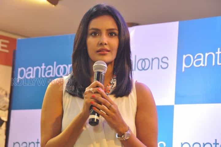 Sexy Priya Anand At Pantaloons Store Launch Photos