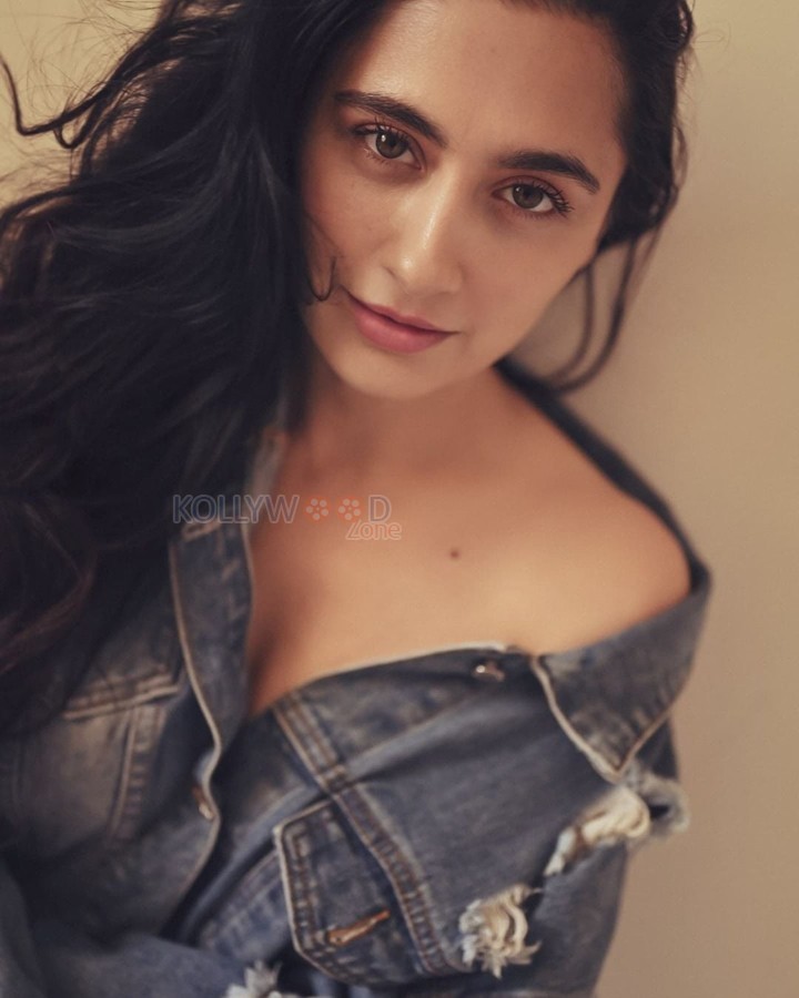 Sizzling Sanjeeda Sheikh in Blue Unbuttoned Denim Jacket with Matching Jeans Photos 02