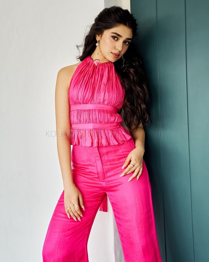 Stunning Krithi Shetty in a Pink Dress Photos 03