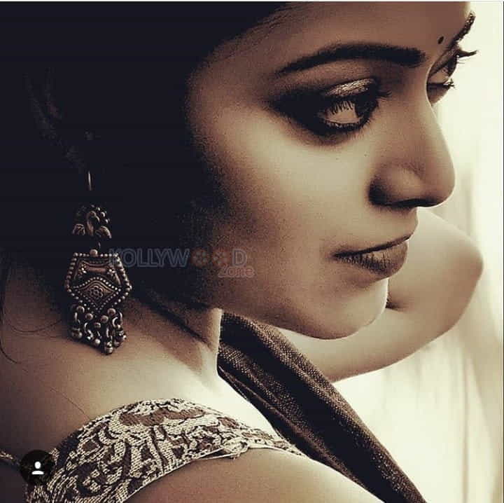 Tamil Actress Janani Iyer Monochrome Photos