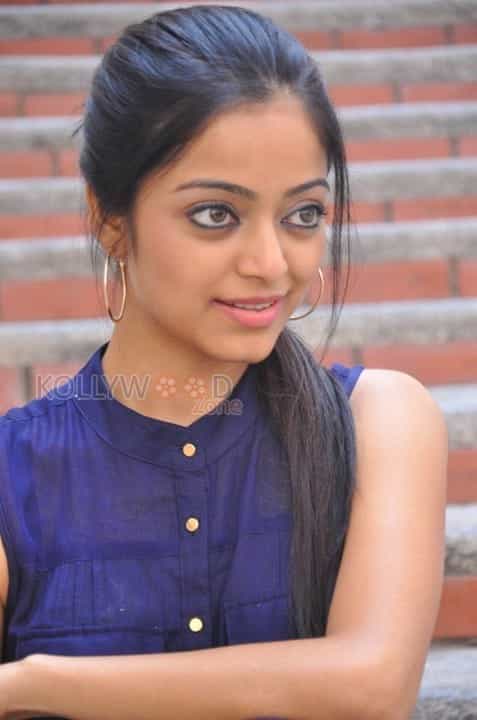 Tamil Actress Janani Iyer Pictures