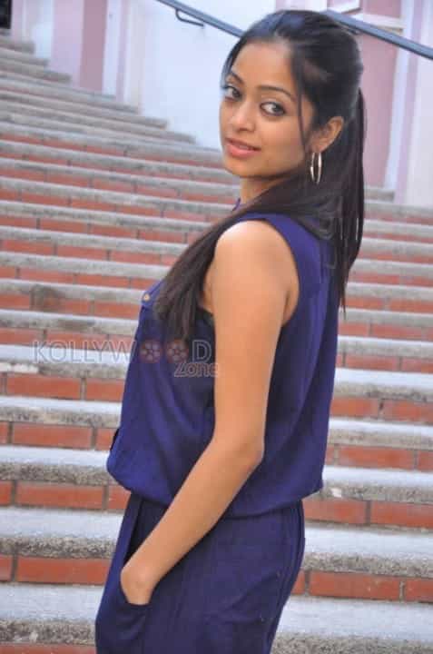 Tamil Actress Janani Iyer Pictures