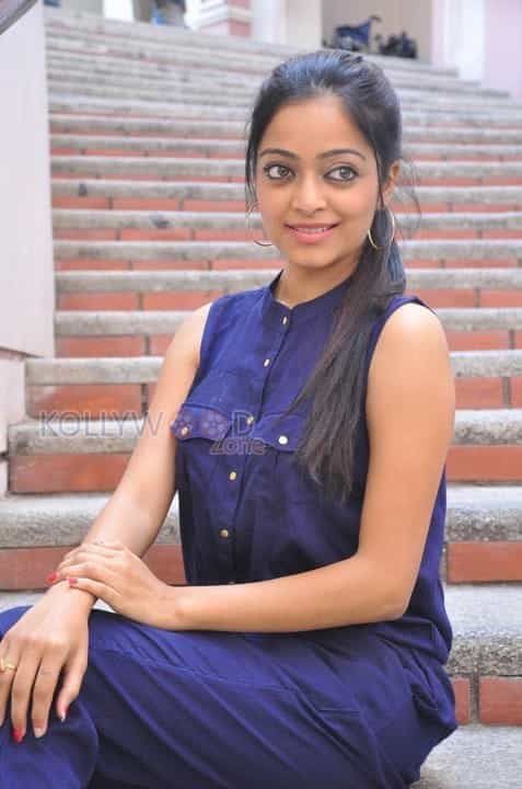 Tamil Actress Janani Iyer Pictures