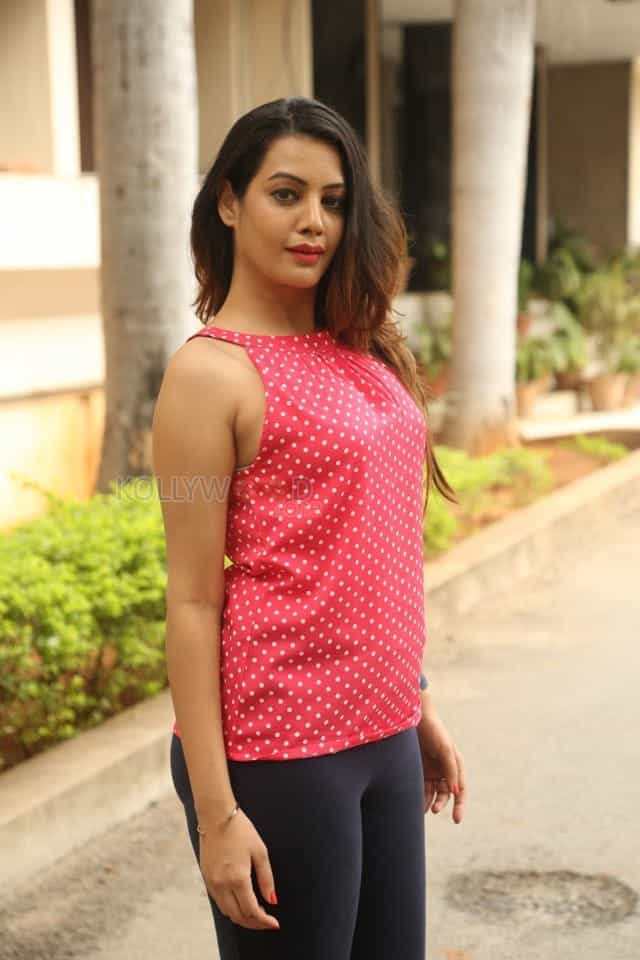 Telugu Beautiful Actress Deeksha Panth Photos